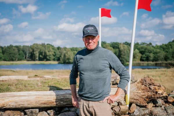 Lars Christensson har själv tävlat på högsta nivå i fälttävlan – men fokuserar han på att träna andra och att bygga banor. Foto: Ida Lindemann
