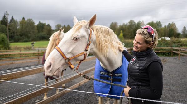 Klassisk ridning och naturligt hästliv på Stubberud Gård