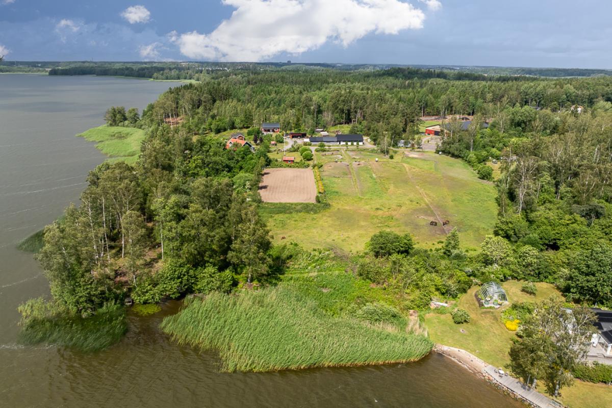 Hästgård med sjötomt och komplett anläggning 