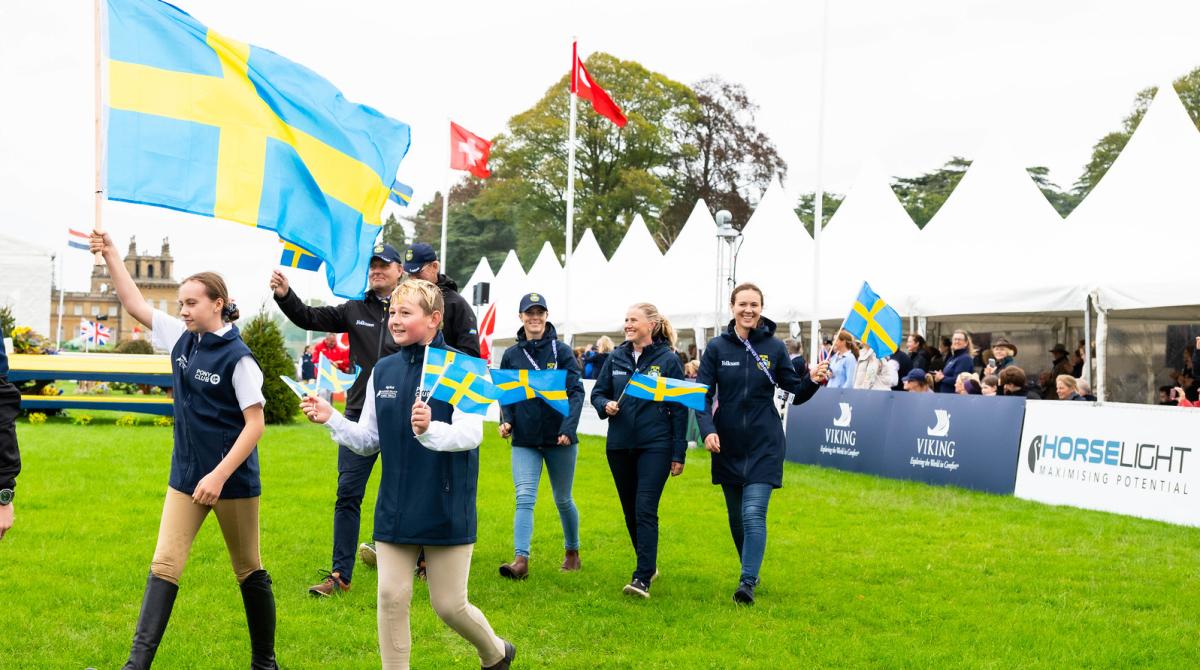 Svenska laget vid invigningen. Foto: FEI/Lukasz Kowalski