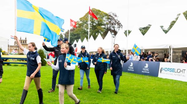 Svenska laget vid invigningen. Foto: FEI/Lukasz Kowalski