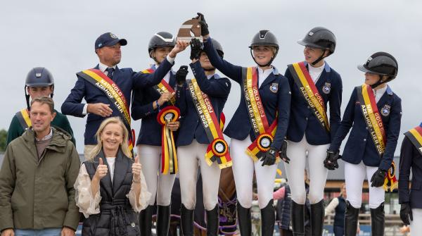 De svenska juniorerna fick kliva överst på pallen. Foto: FEI/Houou Tomita