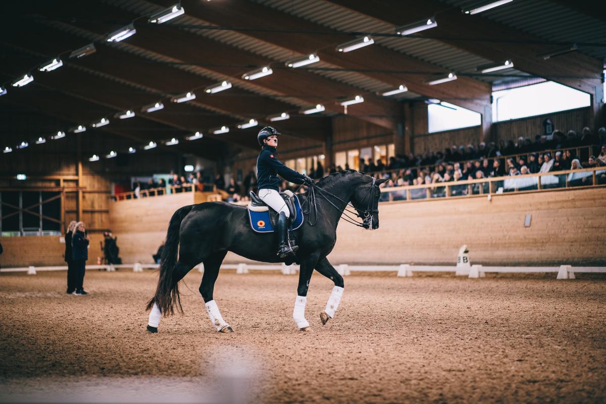 Hedda Thunberg på stoet Diva får hjälp från tränaren Kerstin André. Foto: Erik Vässmar/Equisport