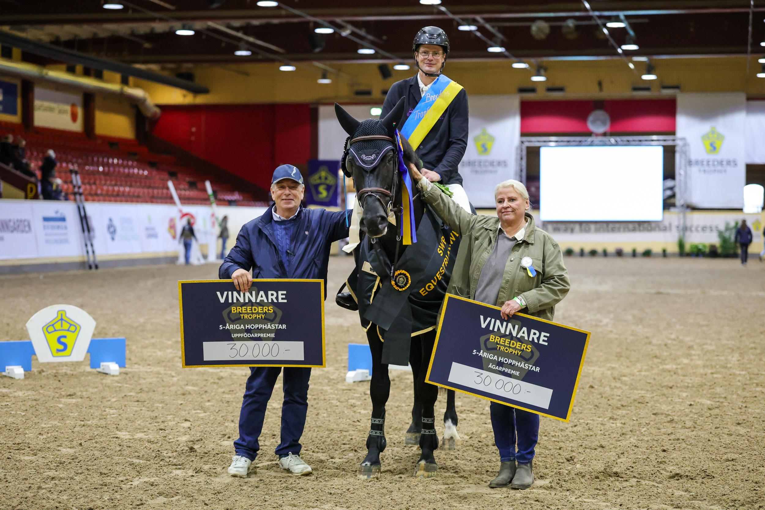 Charif Ek 1504 med ryttaren Joel Andersson. På bild syns också uppfödare samt ägare Lena och Benny Zeiloth. Foto: Pernilla Hägg