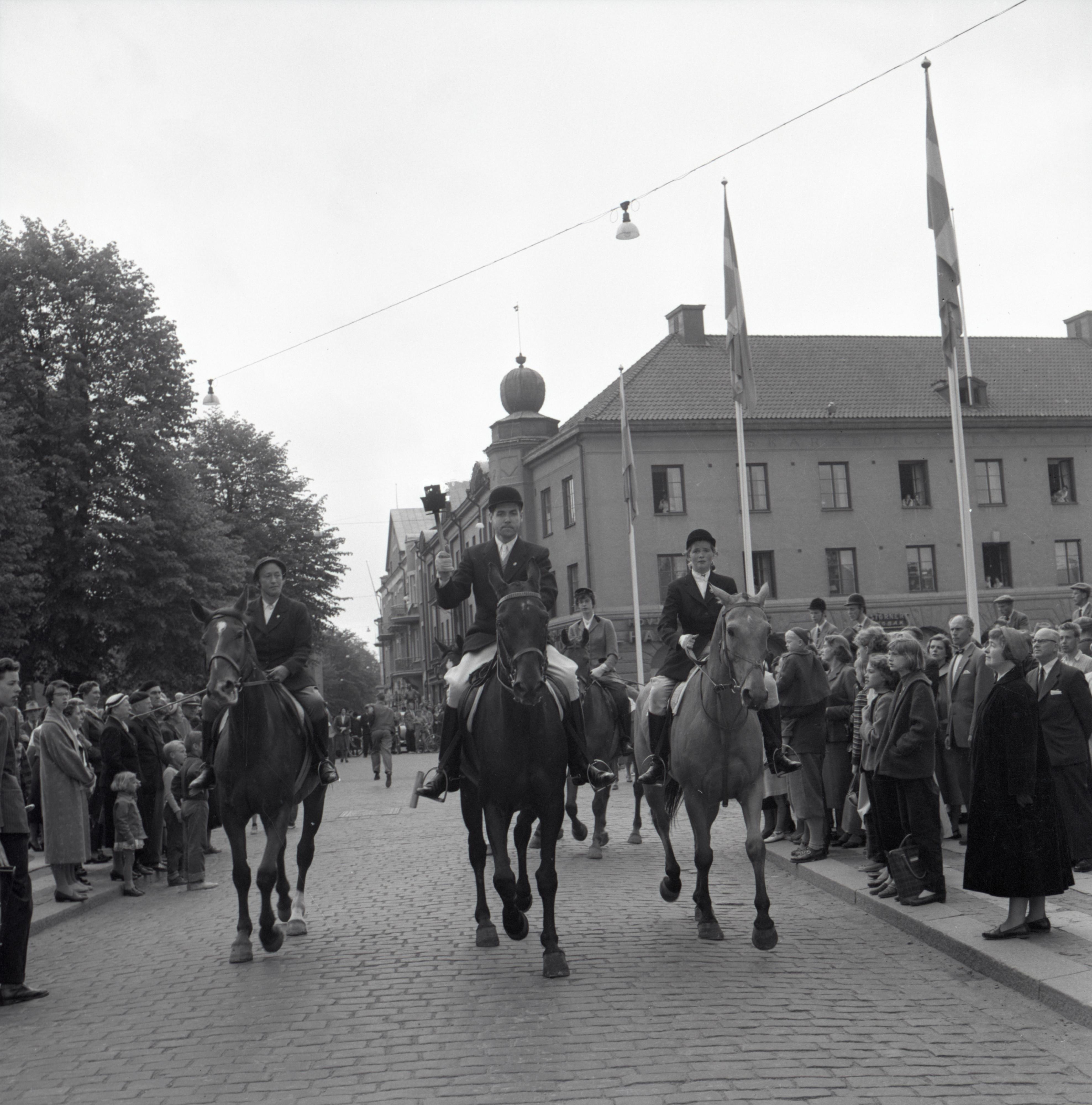 lympiska elden i Skara 1956. Från vänster Hillevi Bergsten, Bertil Holmkvist, Gun Bogren Bergius. Foto: Stig Rehn