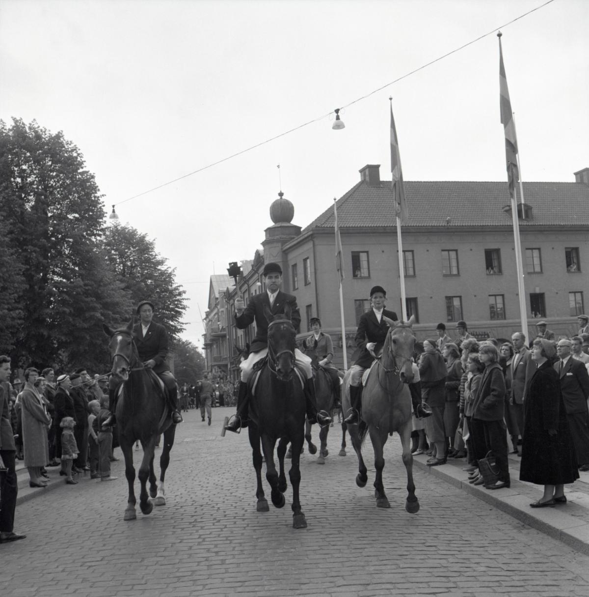 lympiska elden i Skara 1956. Från vänster Hillevi Bergsten, Bertil Holmkvist, Gun Bogren Bergius. Foto: Stig Rehn