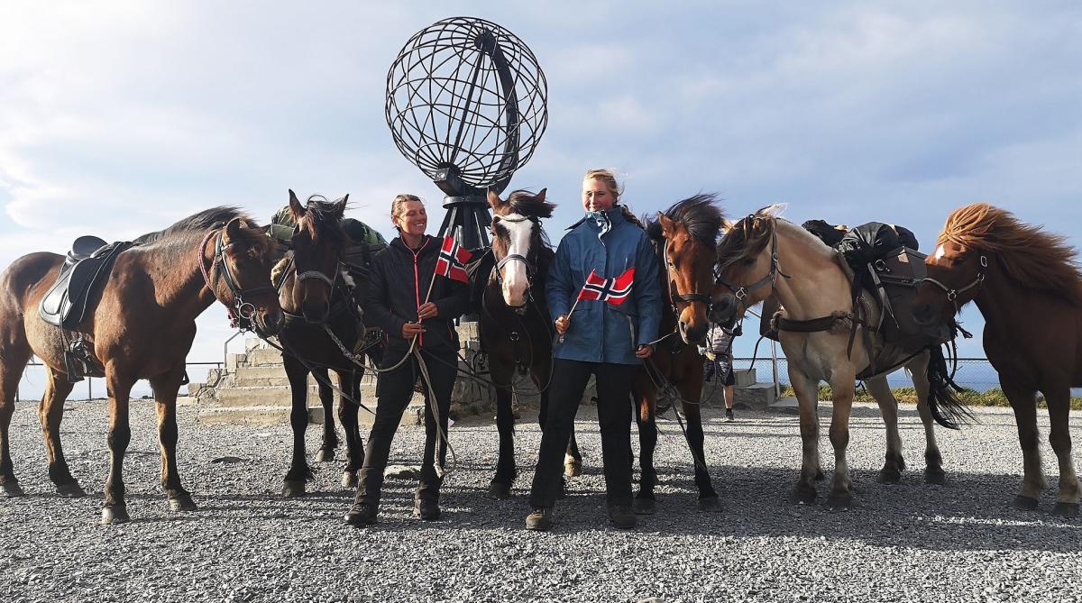 De delade samma dröm – nu har de ridit tvärs över Norge. Här med Poker, Spiker, Storm, Eining, Trille och Viljur. Foto: Privat