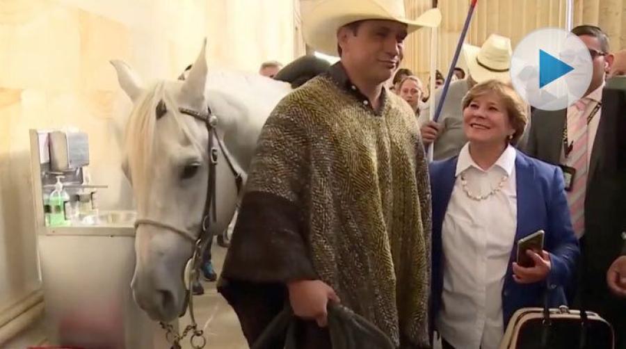 Senatorn tog med hästen till kongressen