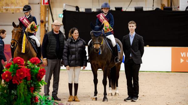Vinnare i kategori C Sara Svärd med Torpalyckans Mr Wiggo. T.v syns domarna Sylve Söderstrand och Emelie von Essen. Pressfoto: Filipparphotography/Jönköping Horse Show