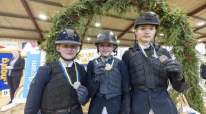 Förra årets medaljtrio för kategori D: Noomi Skobe Rosén (guld), Alice Nyman Wass (silver) och Viggo Bergstrand (brons). Foto: Roland Thunholm