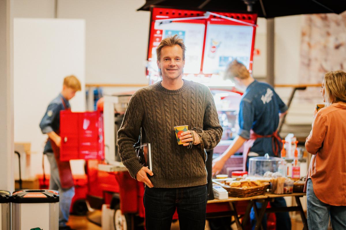 Verkligheten möter fiktionen – Henrik Johnsson framför kaffevagnen där även hans romankaraktär Nike står i kön. Foto: Ida Lindemann