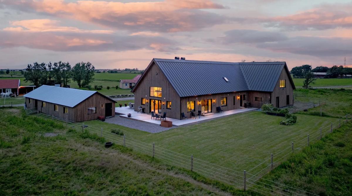 Charmig hästgård med havsnära läge