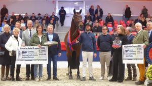 Verbier omringad av prisutdelare, uppfödare Monika Rösemeier-Harms (tv) och Florian Darcourt samt Malin Cohlin från Lövsta Stuteri (t.h). Foto: Stephan Bischoff