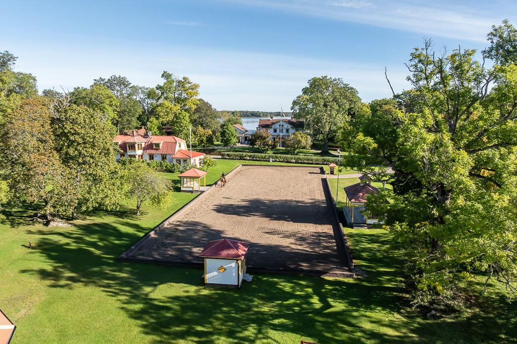 Komplett ridsportanläggning med mycket mark 