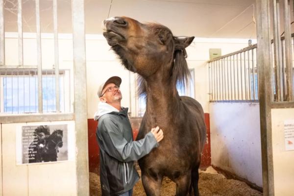 Thorbjørn Haldorsen och terapi-kallblodet Duracell. Foto: Sigve Nedredal vid Nationella kompetenstjänsten för dövblinda