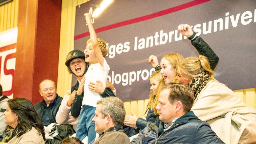 Lina Linell jublar tillsammans med hela familjen, GöranLinell till vänster och Fredrik Linell i förgrunden till höger.