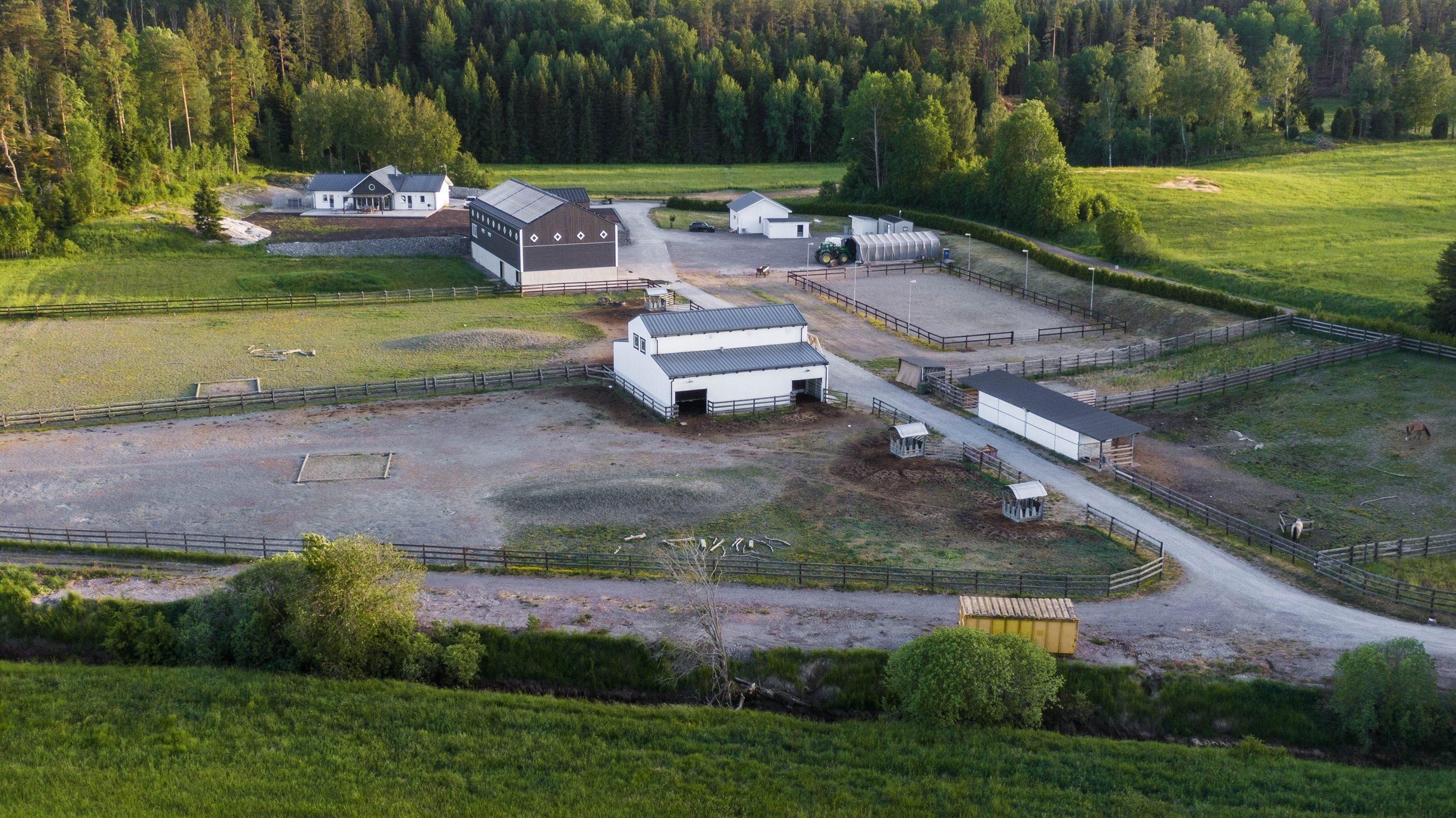 Modern hästgård med boende, stall och ridbana