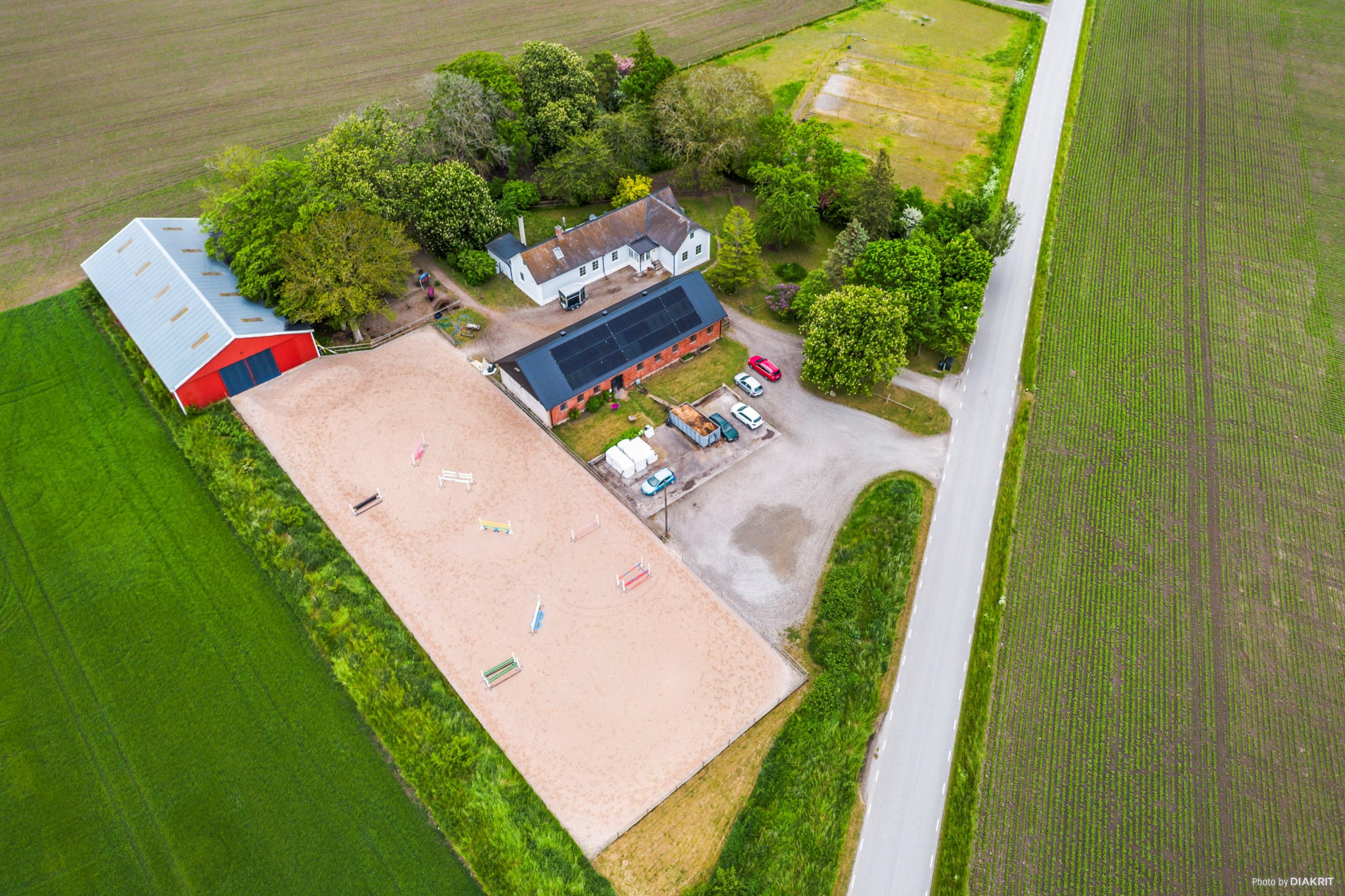 Charmig sekelskiftesgård med modern komfort 