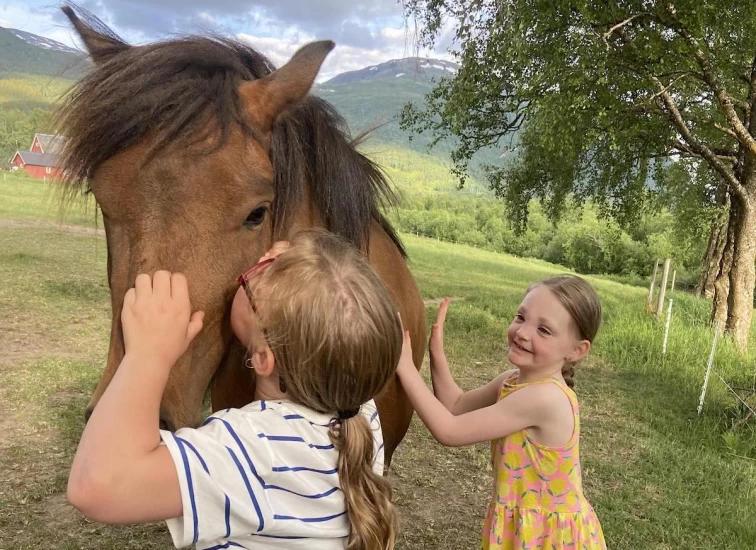 Ingvild Marie Sekse är upptagen av att ge barn upplevelser med häst – oavsett social och ekonomisk status. Foto: Privat