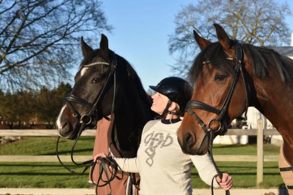 Danmark har infört sju poäng under ”Allmänt intryck” för att förbättra hästvälfärden i dressyr. På bilden syns domaren Christine Winther Prip. Foto: Privat