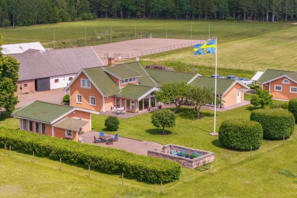 Välskött hästgård i naturnära läge