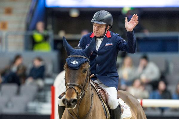 Med sig till Göteborg har John valacken Equine America Unick du Francport. Här tackar John publiken efter torsdagens placering. Foto: Nicklas Elmrin/Bildbyrån