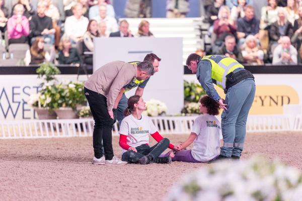 Aktivisterna satte sig inne på banan och blev utlyfta av väktare. Foto: Nicklas Elmrin/Bildbyrån