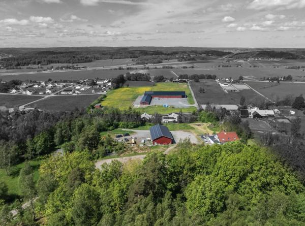 Hästgård med två stall, ridhus och bostad nära Älvängen