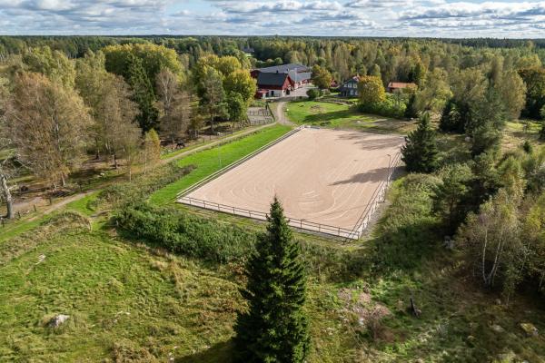 Hästgård med flera bostäder, ridhus och ridbana