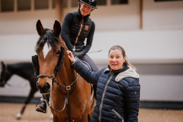 Ridskolehästen Hoppsan ligger lite extra nära Rosies hjärta. Foto: Ida Lindemann