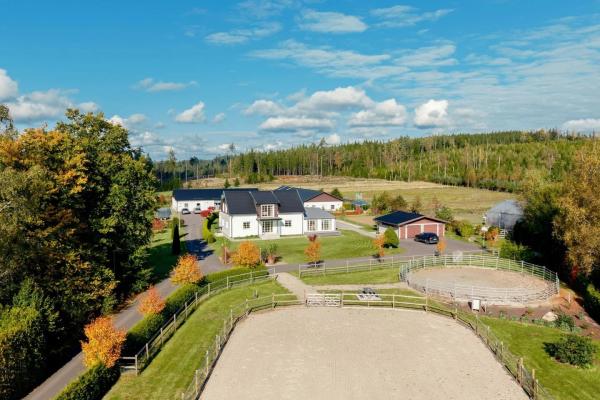Hästgård med stall, ridbana och många möjligheter