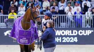 Patrik Kittel, hästskötare Maria Johansson och Touchdown efter segern i Riyadh. Foto: Tomas Holcbecher