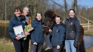 Fr. vänster: Ulrika Stengard-Olsson, Eric Pålsson (Ulrikas pappa), Jessica Gustafsson (personal), Hanna Nilsson (personal), Ófeigur frá Söderåsens Forsgård (häst), Astrid Stengard-Olsson (en av Ulrikas tre döttrar). Foto: Pressbild