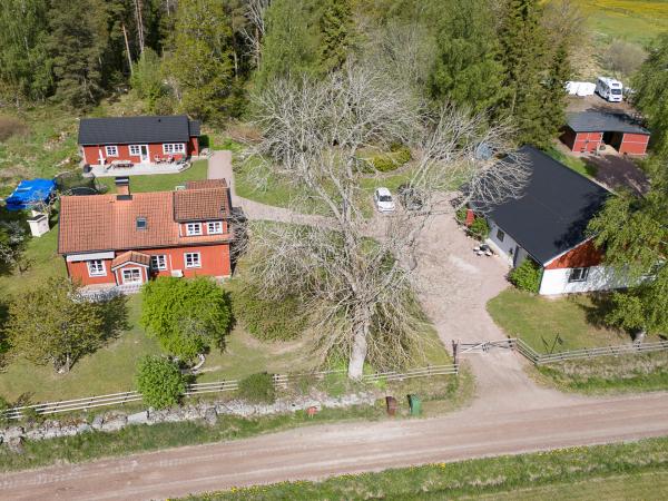 Hästgård med två bostadshus, stall och ridbana