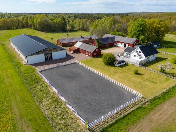 Välskött gård med pool och ridhus