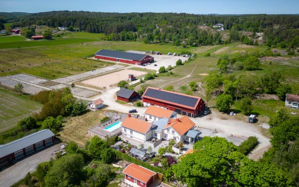 Komplett anläggning för hästverksamhet nära Göteborg 