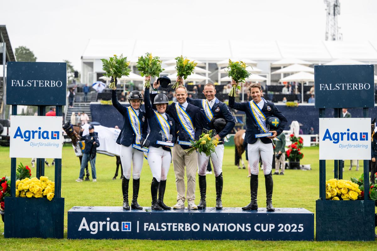 Petronella Andersson, Amanda Landeblad, Henrik Ankarcrona, Peder Fredricson and Henrik Von Eckermann efter deras vinst i Nations Cup 2025 i Falsterbo. Foto: Petter Arvidsson/Bildbyrån