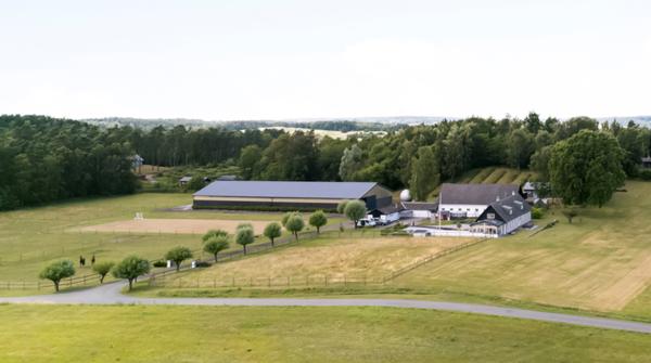 Naturnära hästgård med ridhus på Österlen