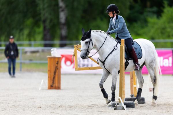 Idamaria med hästen Hoxi. Foto: Tobias Sterner/Bildbyrån