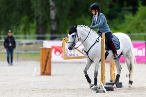 Idamaria med hästen Hoxi. Foto: Tobias Sterner/Bildbyrån