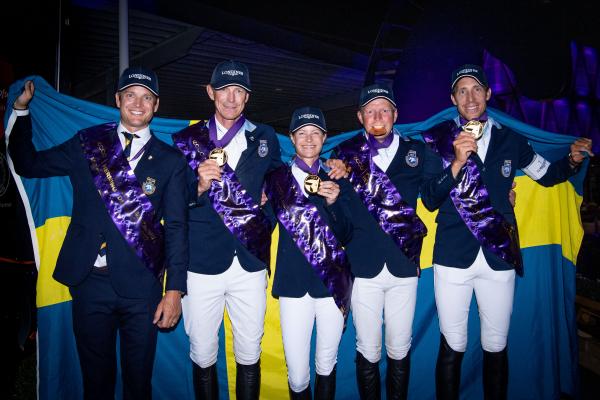 Guldlaget i Herning 2022 bestod av Henrik Ankarcrona, Peder Fredricson, Malin Baryard Johnsson, Jens Fredricson och Henrik von Eckermann. Foto: Emma Wallskog/Bildbyrån