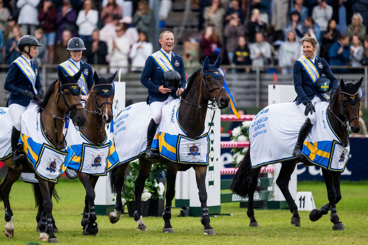Petronella Andersson, Amanda Landeblad, Peder Fredricson och Henrik von Eckermann red i det svenska laget som vann Nations Cup i Falsterbo 2025. foto: Petter Arvidsson/Bildbyrån