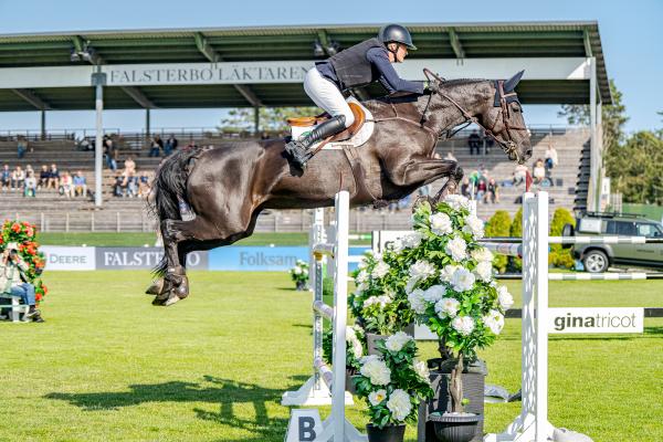 Emma Emanuelsson och Dia Fina 3 i finalhoppningen. Foto: Kim C Lundin