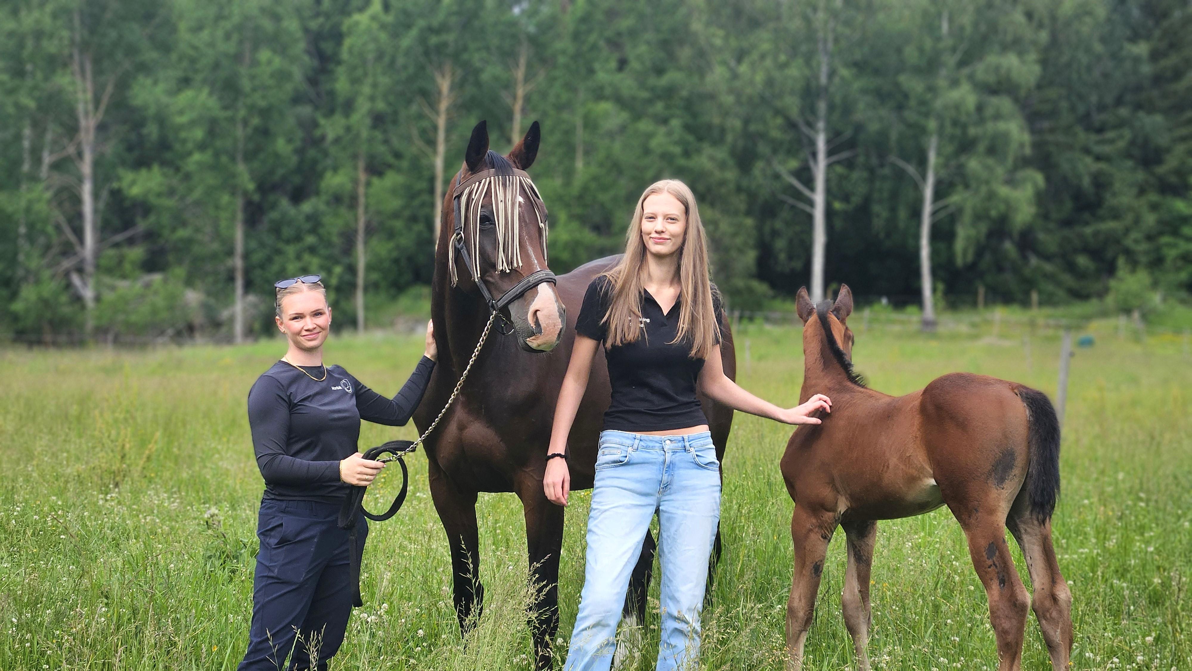 Ridläraren Johanna Lagerhall och eleven Sigrid Rydja tillsammans med en av mammorna och fölen. Foto: Sofie Viklund
