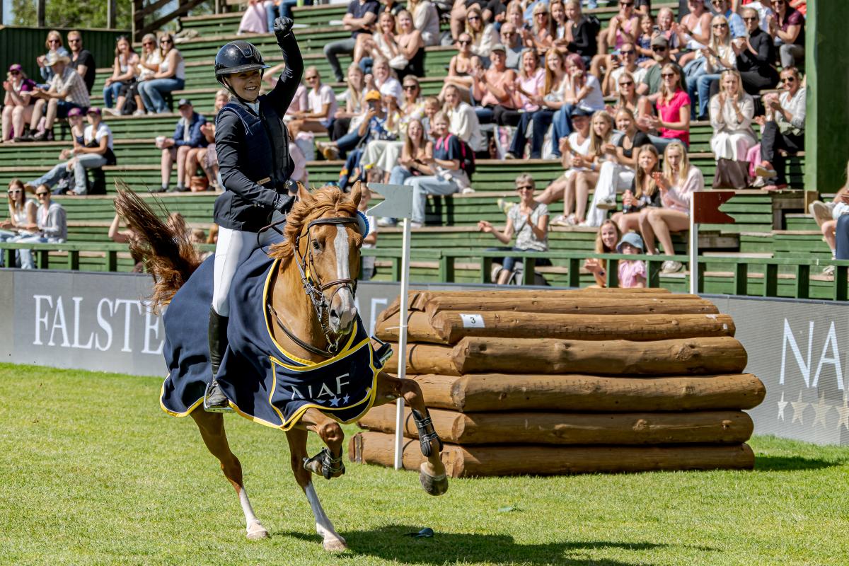 Sille Hartvig Nielsen med O'Brian One, vinnare av NAF Five Star Pony GP. Foto: Kim C Lundin