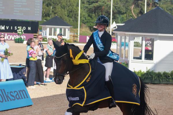 Sofie Lexner på SWB-hingsten Sundown vann sexåringarnas final i Falsterbo.Foto: Maja Fröjelin