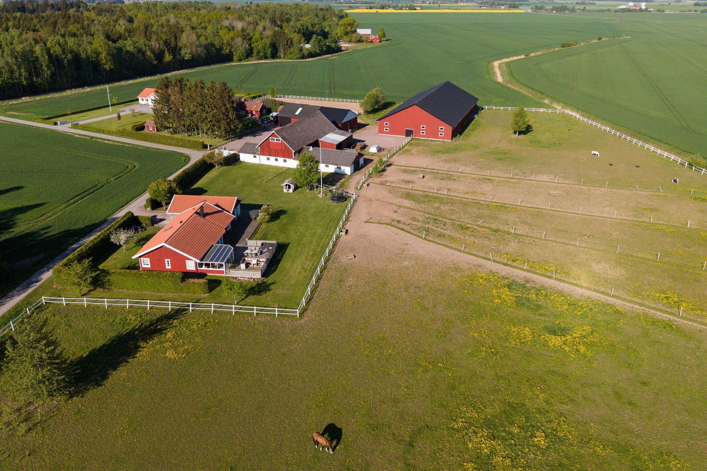 Komplett hästanläggning med ridhus och två bostadshus