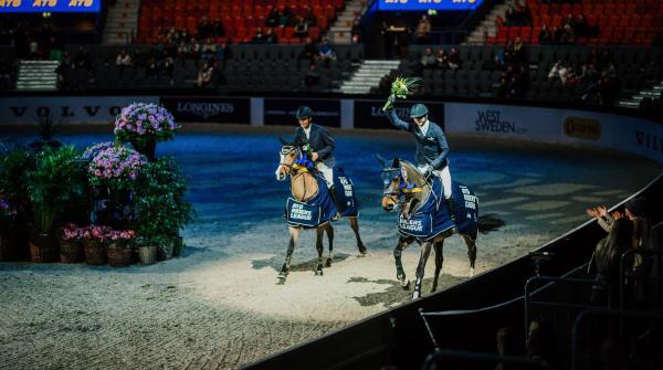 Viktor Edvinsson tog hem 1.35-klassen och Niklas Arvidsson vann Grand Prix-klassen vid förra årets final av ATG Ridres League. Foto: Ida Lindemann