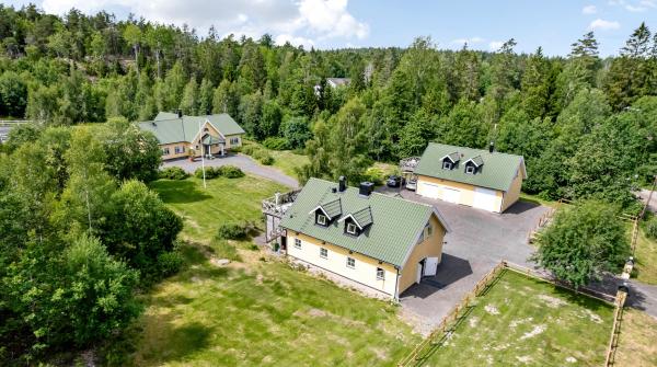 Välutvecklad hästanläggning i lantligt läge nära Stockholm