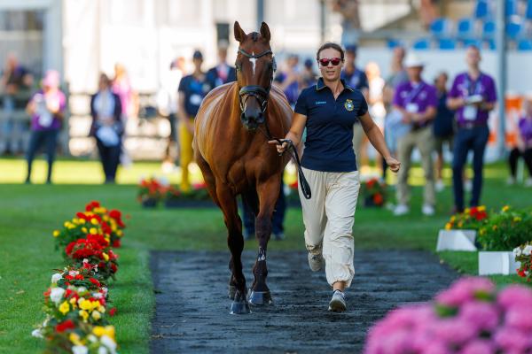 Sofia Sjöborg och Bryjamolga van het Marienshof Z vid onsdagens veterinärbesiktning. Foto: Tomas Holcbecher